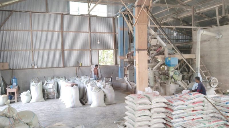 Sejumlah pekerja tengah melakukan proses pengemasan produksi beras dengan merk dagang DJ yang berada di Desa Lhang, Kecamatan Setia, Kabupaten Aceh Barat Daya.