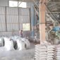 Sejumlah pekerja tengah melakukan proses pengemasan produksi beras dengan merk dagang DJ yang berada di Desa Lhang, Kecamatan Setia, Kabupaten Aceh Barat Daya.