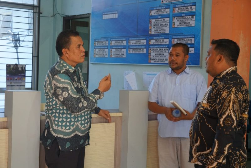 Sekdakab Aceh Besar Drs Sulaimi MSi berkomunikasi dengan camat Sukamakmur Azhari SH MSi saat melakukan inspeksi mendadak di kantor Camat setempat, Reuhat Tuha, Kamis (14/9/2023).