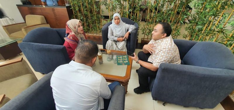 Kepada BPPA, Akkar Arafat (tengah) dan ibu almarhum Imam Masykur, Fauziah (kiri) didampingi pengacara keluarga, Yusi Muharnina saat silaturahmi di lobi Mess Aceh, Jakarta Pusat, Rabu, 20 September 2023.