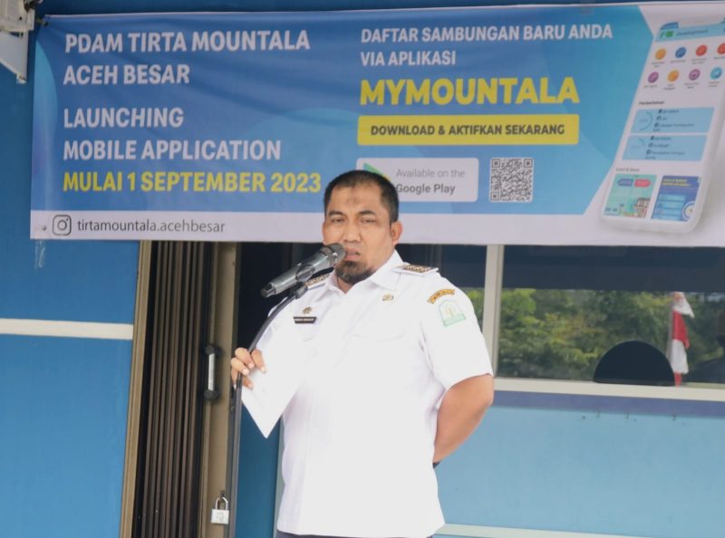 Pj Bupati Aceh Besar, Muhammad Iswanto SSTP MM memberikan kata sambutan sekaligus Launching Mobile Aplication MYMountala Aceh Besar di Halaman Kantor PDAM Tirta Mountala Aceh Besar, Kota Jantho, Rabu (20/09/2023).