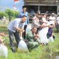 Kepala DKP Aceh Besar Arifin SHI, M.Si melepaskan bibit ikan nila pada kolam ikan di Gampong Ulee Tuy, Kecamatan Darul Imarah, Rabu (20/9/2023).