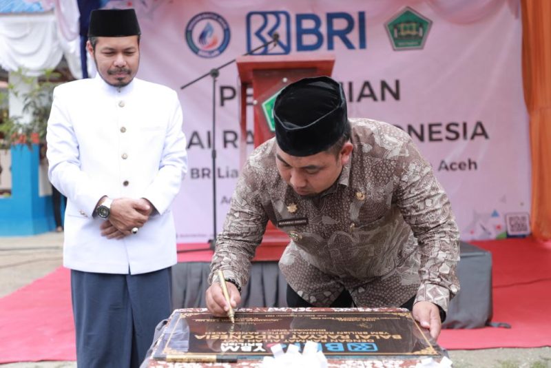 Pj Bupati Aceh Besar Muhammad Iswanto SSTP MM menandatangani prasasti bertanda Balai Rakyat Indonesia sudah diresmikan dan sudah bisa manfaatkan, bertempat di Dayah Babul Maghfirah Cot Keu'eung Kecamatan Kuta Baro, Aceh Besar, Kamis (21/09/2023). 