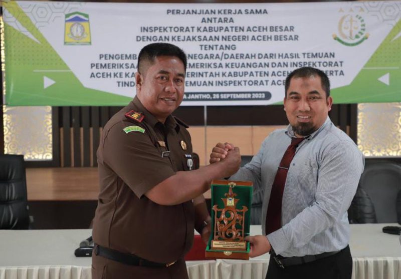 Pj Bupati Aceh Besar Muhammad Iswanto SSTP MM menerina Cinderamata dari Kepala Kejaksaan Negeri Aceh Besar Basril G SH MH di Aula Kejari Kota Jantho, selasa (26/9/2023).