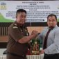 Pj Bupati Aceh Besar Muhammad Iswanto SSTP MM menerina Cinderamata dari Kepala Kejaksaan Negeri Aceh Besar Basril G SH MH di Aula Kejari Kota Jantho, selasa (26/9/2023).