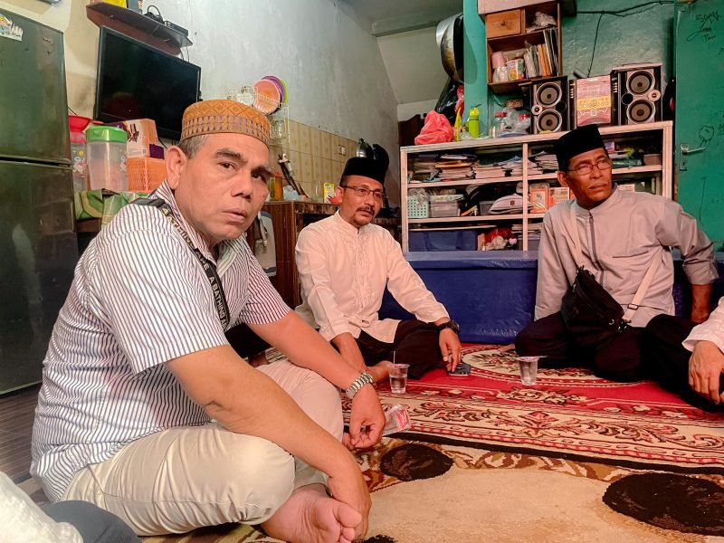 H. Sudirman atau Haji Uma saat mengunjungi rumah duka Abdullah Syarwan di daerah Depok, Jawa Barat, Sabtu, 30 September 2023.