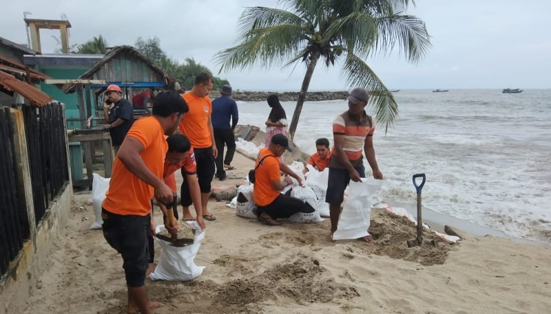 Dibantu warga tim TRC BPBK Abdya menangani sementara abrasi pantai di Palak Kerambil 