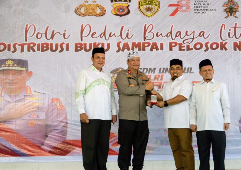 Pj Bupati Aceh Besar Muhammad Iswanto SSTP MM menyerahkan Cinderamata kepada Kapolda Aceh Irjen Pol Achmad Kartiko SIK MH di Pesantren Oemar Diyan, Gampong Kreung Jreu Kecamatan Indrapuri, Jum'at (6/10/2023).