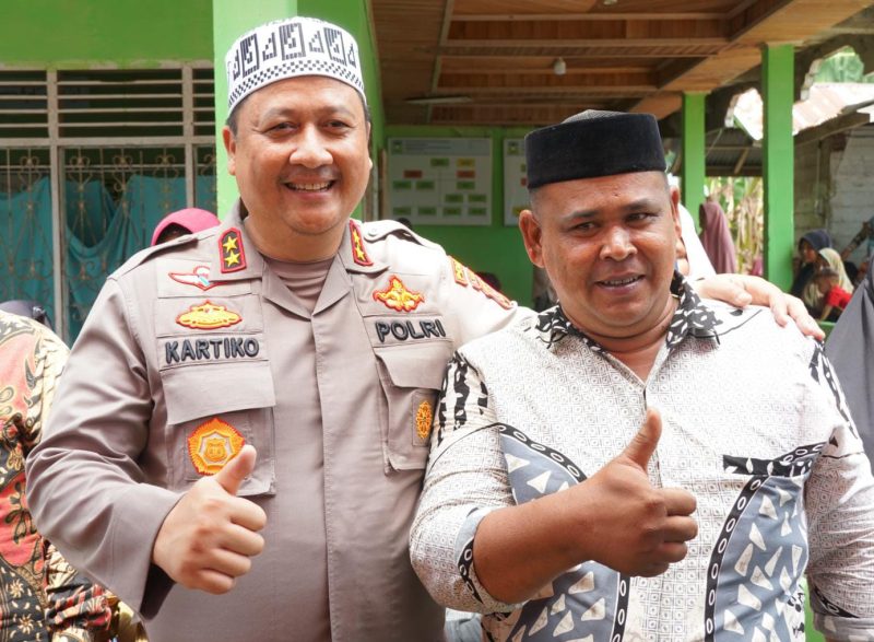 Kapolda Aceh Irjen Achmad Kartiko dan Keuchik Maheng Samsul Bahri.