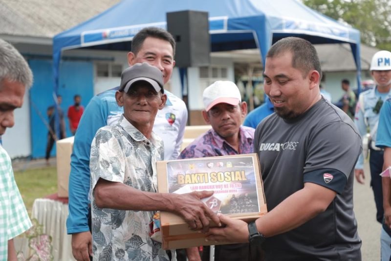 DanLanud Sultan Iskandar Muda (SlM) Kolonel Pnb Yoyon Kuscahyono S.Sos, bersama Pj Bupati dan Unsur Forkopimda menyerahkan bantuan sosial kepada masyarakat dalam rangka memperingati HUT ke-78 TNI Tahun 2023 di Blang Bintang, Sabtu (7/10/2023).