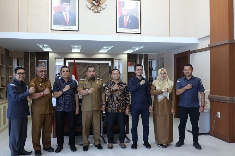 Pj Bupati Aceh Besar Muhammad Iswanto, S.STP, MM foto bersama dengan komisioner Panwaslih Kabupaten Aceh Besar di ruang kerja Bupati Aceh Besar, Senin (9/10/2023). 