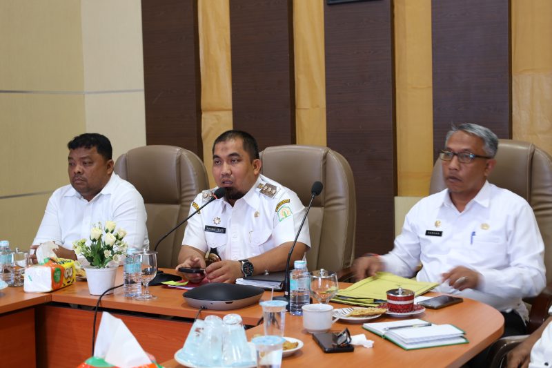 Pj Bupati Aceh Besar Muhammad Iswanto SSTP MM memimpin rapat persiapan ke-8 di Aula Sanusi Wahab, Kantor Bupati Aceh Besar, Rabu siang (11/10/2023).