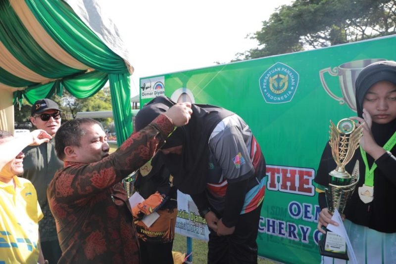 Pj Bupati Aceh Besar Muhammad Iswanto menyerahkan mendali kepada atlet yang berhasil meraih juara pada event Oemar Diyan Àrchery Championship ke-III tahun 2023, bertempat di Lapangan bola kaki pesantren, Indrapuri, Aceh Besar, Sabtu (28/10/2023).