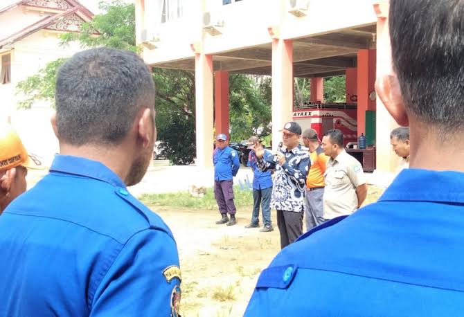 Kalak BPBK Abdya Armayadi diabadikan saat memimpin apel di kantor BPBK setempat