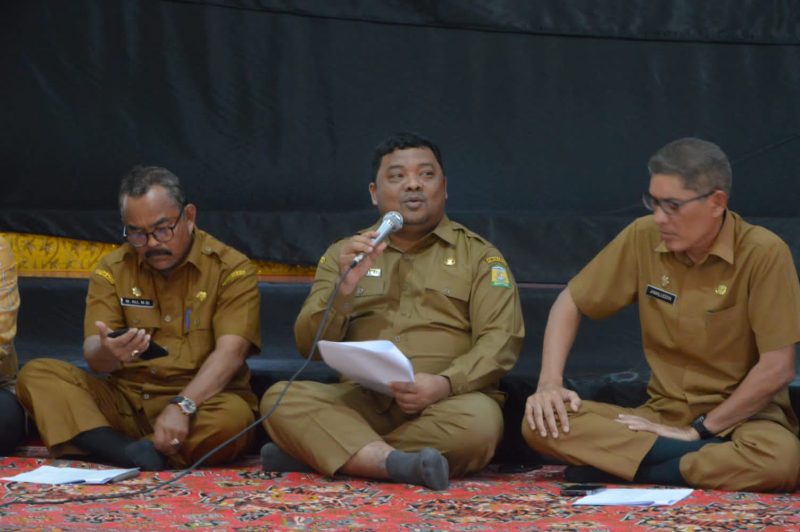 Sekdakab Aceh Besar, Drs. Sulaimi, M.Si memimpin rapat persiapan Pekan Budaya Aceh (PKA) Ke-8 di Anjongan PKA Aceh Besar, Banda Aceh, Selasa (31/10/2023).
