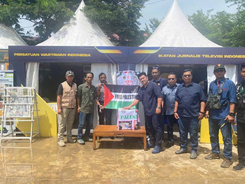 Kadisbudpar Aceh, Almuniza Kamal memasukkan donasi ke kotak amal di depan Stand PWI-IJTI di arena PKA-8 di Taman Ratu Safiatuddin Banda Aceh menandai dimulainya aksi ‘Aceh Peduli Palestina’, Selasa, 7 November 2023. (Dok PWI Aceh/Meylida Abdani)