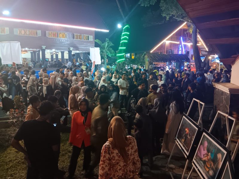 Pengunjung mengunjungi stand pameran foto Aceh Besar di PKA di Taman Suthanah Safiatuddin, Lamprit, Banda Aceh, Rabu (8/11/2023) malam.