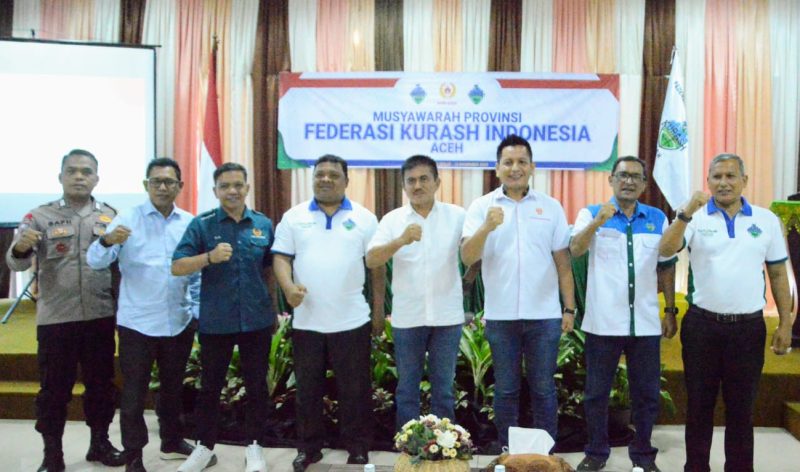 Sekdakab Aceh Besar, Drs. Sulaimi, M.Si bersama Ketua Umun PB Ferkushi Indonesia, Mayjen TNI (Purn) Abdul Hafil Fuddin melakukan foto bersama seusai pembukaan Musprov Ferkushi Aceh di Gedung Dekranasda, Gampong Gani, Kecamatan Ingin Jaya, Aceh Besar, Jumat (10/11/2023).