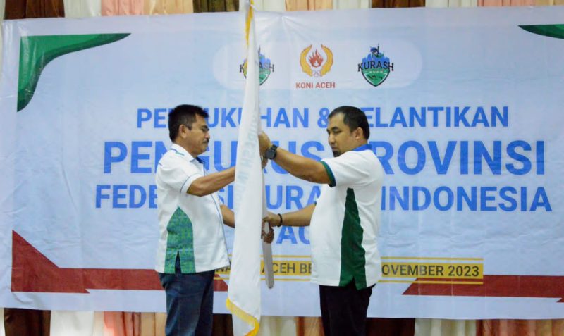 Ketua Umun PB Ferkushi Indonesia, Mayjen TNI (Purn) Teuku Abdul Hafil Fuddin bersama Ketua Umum Ferkushi Aceh, Muhammad Iswanto SSTP MM yang terpilih masa bakti 2023 – 2027 foto bersama angota di Gedung Dekranasda, Gampong Gani, Kecamatan Ingin Jaya, Aceh Besar, Jumat (10/11/2023).