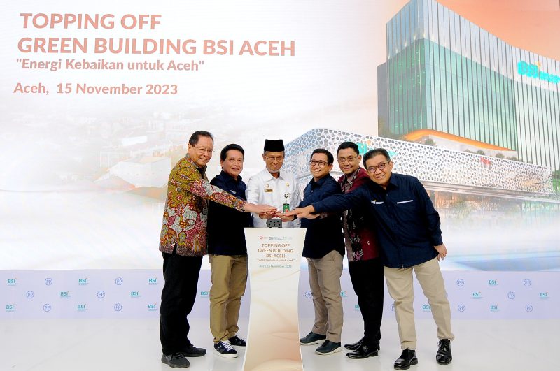 Menteri BUMN Periode 2009-2011 sekaligus Ketua Diaspora Global Aceh Mustafa Abubakar, Direktur Utama BSI Hery Gunardi, Asisten 3 Provinsi Aceh Iskandar, Direktur Operasi Bidang Gedung PT PP (Persero) Tbk Yuyus Juarsa, Kepala OJK Aceh Yusri, dan Komisaris Utama BSI Muliaman D Hadad saat menekan tombol bersama sebagai simbolis topping off Green Building BSI Aceh, Banda Aceh (15/11).