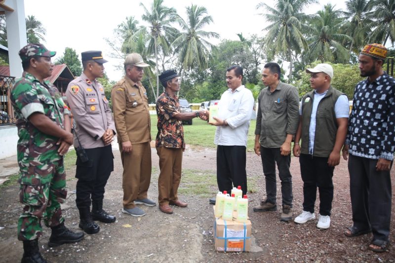 Kepala Dinas Pertanian, Jakfar, SP, MSi, menyerahkan obat disinfektan kepada peternak saat berkunjung langsung ke Gampong Blang Kiree, Kecamatan Darul Kamal sebagai upaya pencegahan penyebaran PMK di Darul Kamal, Selasa (21/11/2023). 