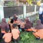 Sekdakab Aceh Besar, Drs Sulaimi MSi bersama istri berdialog dengan murid sekolah dalam kegiatan aksi 1 jam memingut sampah dalam memperingati Hari Guru Nasional Tahun 2023 di Sekolah Dasar Negeri (SDN) Lemreung, Kecamatan Kreung Barona Jaya, Aceh Besar, Sabtu (25/11/2023).