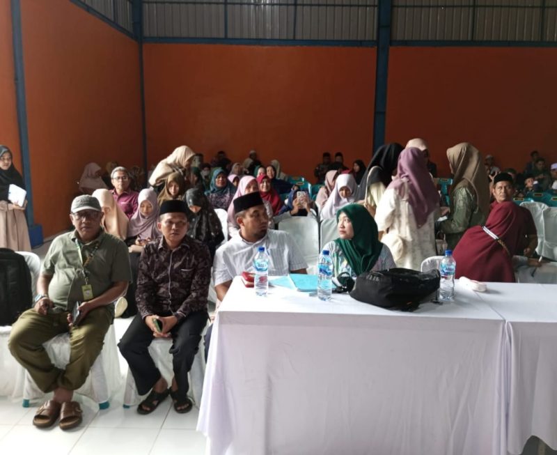 Pj Bupati Aceh Besar bersama istri langsung menyaksikan tim Fahmil Quran dari Aceh Besar sedang bertanding, yang berlangsung di Gedung BPBD Simeulue, Sinabang, Selasa (28/11/2023).