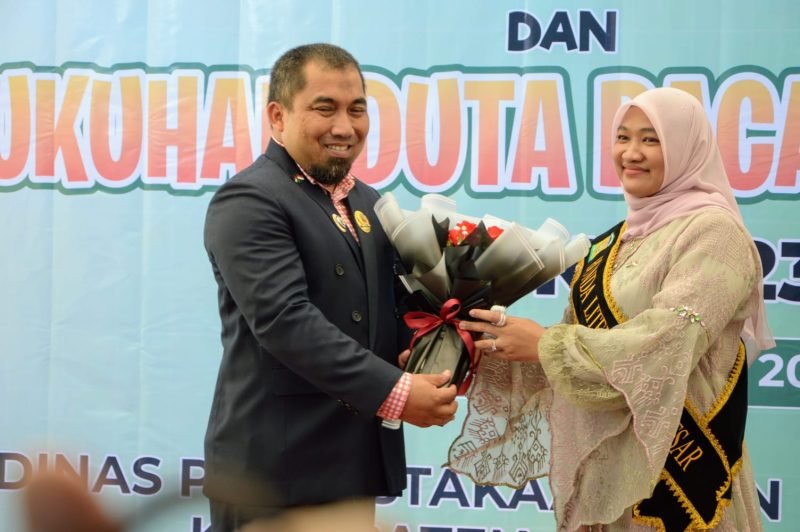 Pj Bupati Aceh Besar, Muhammad Iswanto SSTP MM memberikan bunga kepada Ketua Bunda Lestari Aceh Besar, Cut Rezky Handayani, SIP MM di Halaman Dinas Perpustakaan dan Kearsipan Aceh Besar, Kota Jantho, Rabu (29/11/2023).