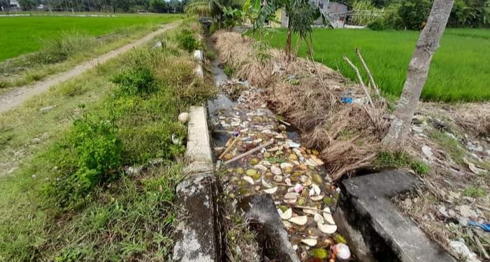 Saluran irigasi yang dipenuhi sampah masyarakat 