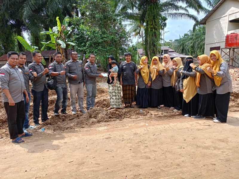 Komunitas CGP Angkatan 8 Aceh Selatan Bantu Guru Korban Banjir Bandang di Trumon Tengah. 