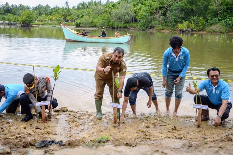 Pj Bupati Aceh Besar, Muhammad Iswanto SSTP MM bersama PT. Solusi Bangun Andalas (SBA) melakukan penanaman pohon mangrove dalam acara Quarry Day Tahun 2023 di Krueng Raba, Kecamatan Lhoknga, Aceh Besar, Selasa (12/12/2023).
