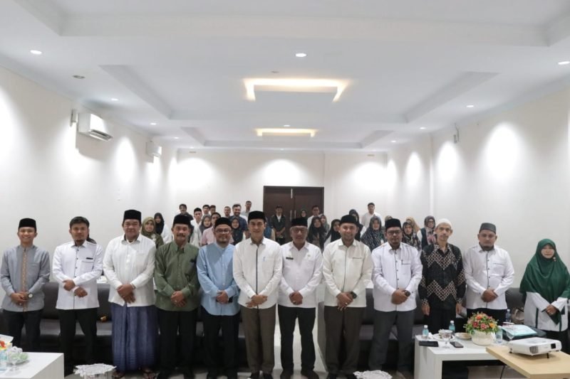 Asisten I, Ketua Baitul Mal dan Kepala Sekretariat Baitul Mal foto bersama dengan peserta Rapat Koordinasi Unit Pengumpul Zakat di bawah Koordinasi Baitul Mal Kabupaten Aceh Besar tahun 2023, bertempat di Hotel Madinatul Zahra, Darul Imarah, Rabu (13/12/2023). 