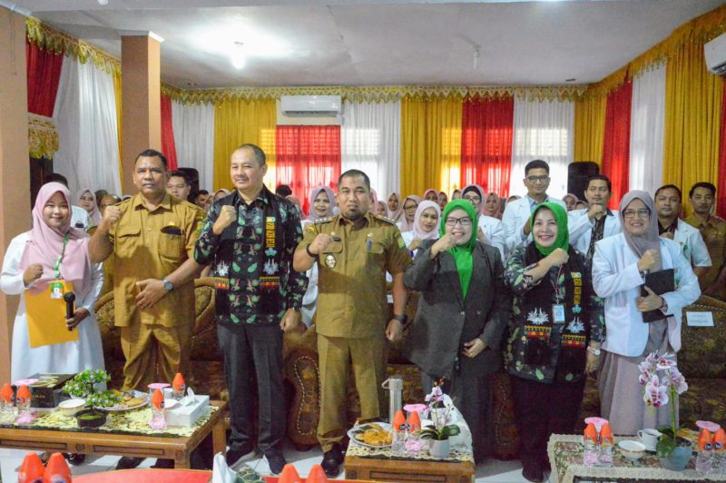 Pj Bupati Aceh Besar, Muhammad Iswanto SSTP MM foto bersama usai mengahadiri acara Survey Re Akreditasi RUSD Aceh Besar di Indrapuri, Aceh Besar, Senin (18/12/2023).