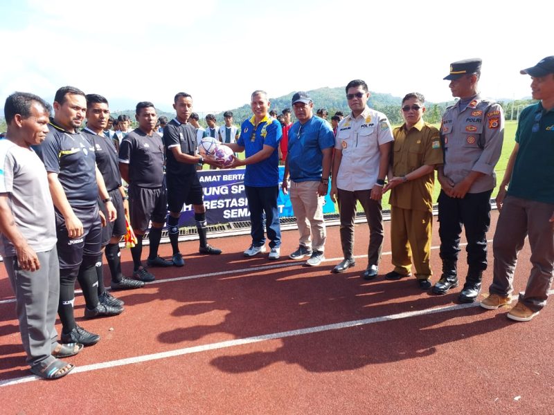 Kadisparpora Abdullah menyerahkan bola kepada Wasit Rahmat di Saksikan Kadis Pendidikan dan Kebudayaan dan Para OPD saat pembukaan . Pembukaan gala siswa tingkat SMP di Lapangan Sepak Bola Jantho Sport City (JSC) di Kota jantho. Selasa (19/12/2023).