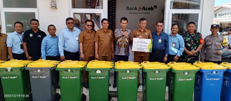 Pemimpin Bank Aceh Kantor Cabang Utama, Hendra Supardi meyerahkan 17 Unit Tong Sampah Mobile Kepada Pemerintah Kota Banda Aceh Yang Diterima Oleh Kepala Dinas Koperasi UKM dan Perdagangan Kota Banda Aceh, Nurdin S Sos MSI, Selasa (19/12/2023) di Pasar AlMahirah, Kota Banda Aceh. 