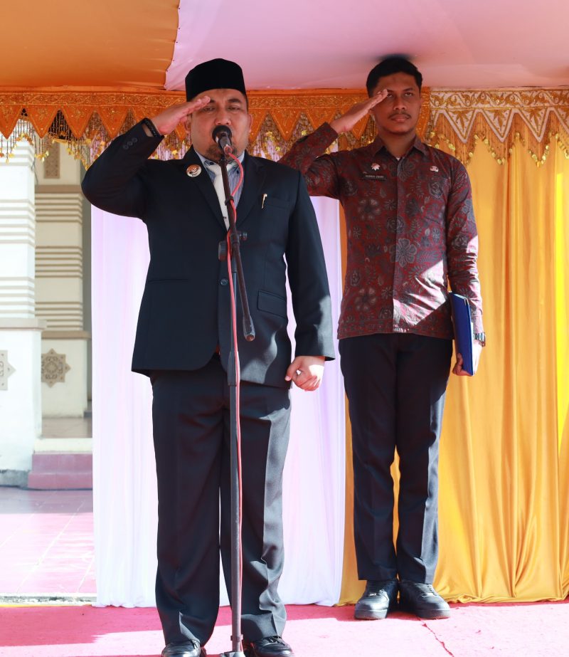 Pj Bupati Aceh Besar Muhammad Iswanto, S.STP MM bertindak selaku Inspektur Upacara (Irup) peringatan Hari Ibu ke-95 tingkat Kabupaten Aceh Besar di halaman Kantor Bupati Aceh Besar, Kamis (21/12/2023).