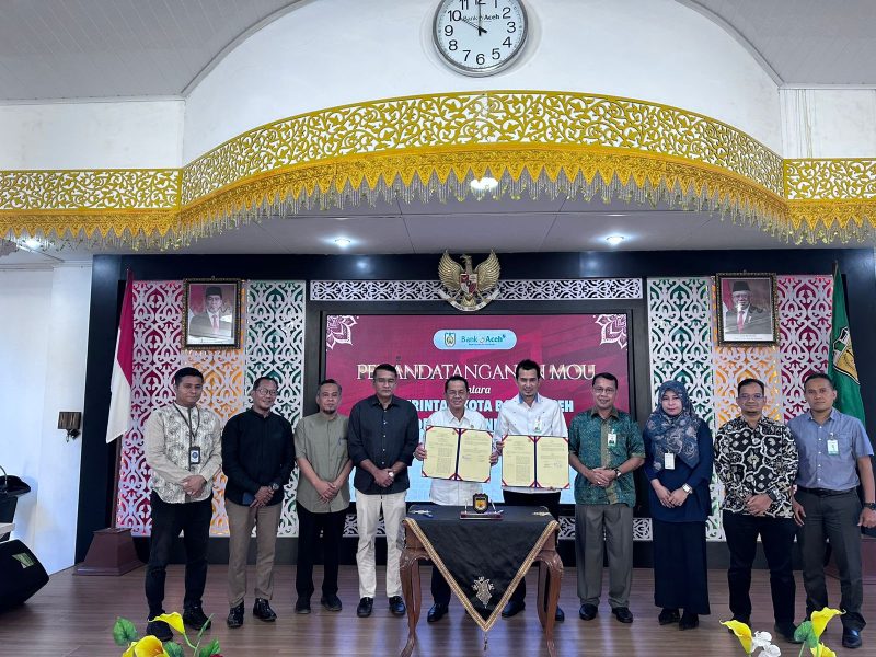 Pj Walikota Banda Aceh, Amiruddin dan Pemimpin Bank Aceh Kantor Cabang Utama Melalkukan Penandatanganan Nota Kesepakatan Pemyelenggaraan Smart City, Jumat (22/12/2023) di Pendopo Walikota Banda Aceh.