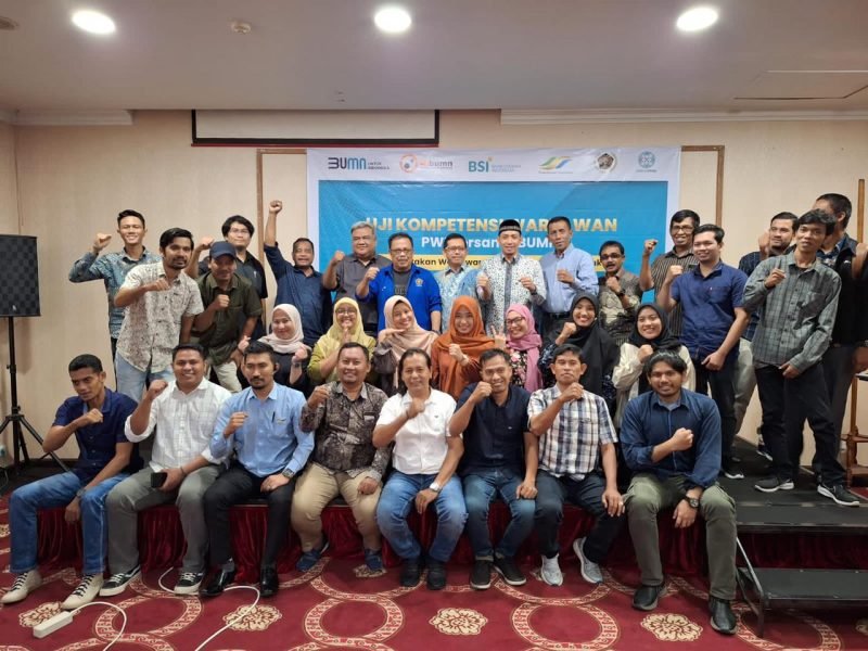 Pengurus PWI Aceh bersama tim penguji UKW Angkatan XVII PWI Aceh foto bersama dengan wartawan Muda yang dinyatakan kompeten pada penutupan UKW yang difasilitasi PWI Pusat berkolaborasi dengan Kementerian BUMN di Hotel Hermes Palace, Banda Aceh, Jumat, 29 Desember 2023.