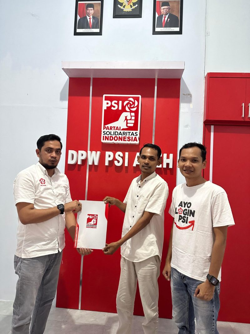 Ketua DPW Partai Solidaritas Indonesia (PSI) Aceh Zulkarnaini Syeh Joel menyerahkan Surat Keputusan (SK) kepengurusan DPD PSI Aceh Timur kepada Iskandar Faudi di Kantor DPW PSI Aceh, Jumat 29 Desember 2023.