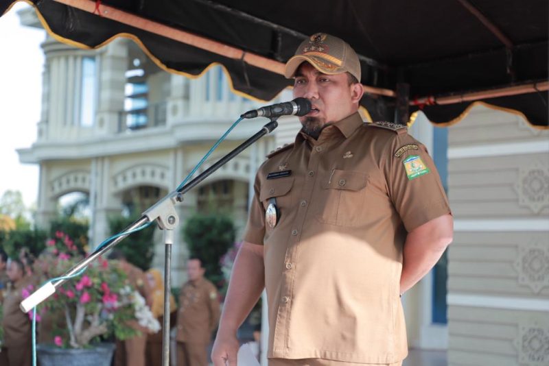 Pj Bupati Aceh Besar Muhammad Iswanto, S.STP M.M bertindak selaku Pembina Apel Gabungan perdana tahun 2024 di halaman Kantor Bupati Aceh Besar, Selasa (2/1/2024).