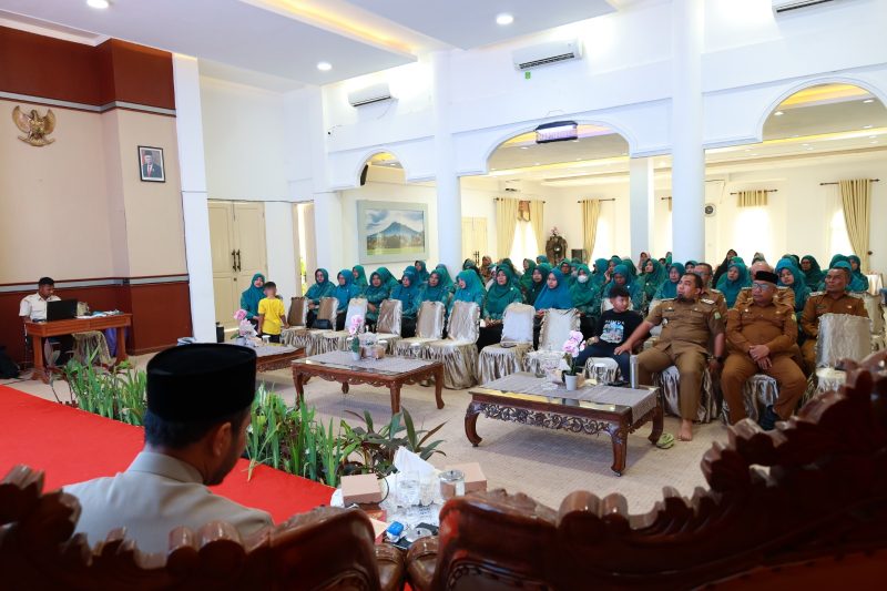 Pimpinan Dayah Babul Maghfirah Cot Keu’eung Aceh Besar, Ustad H Masrul Aidi Lc MA ketika tampil di depan peserta pengajian Halaqah TP-PKK Aceh Besar di Meuligo Bupati Aceh Besar, Selasa siang (2/1/2024).