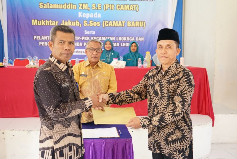 Asisten I Sekdakab Aceh Besar, Farhan AP menyaksikan langsung penyerahan sertijab Camat Krueng Barona Jaya dari Camat yang lama Salamuddin MZ SE Camat yang baru Muktar Jakub, S.Sos, bertempat di Aula Kantor Camat Lhoknga, Aceh Besar, Kamis (04/01/2024).