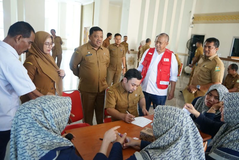 Sekretaris Daerah Kabupaten (Sekdakab) Aceh Besar Drs. Sulaimi M.Si, memantau aksi donor darah di Komplek Kantor Bupati Aceh Besar, Kota Jantho, Senin (8/1/2024).