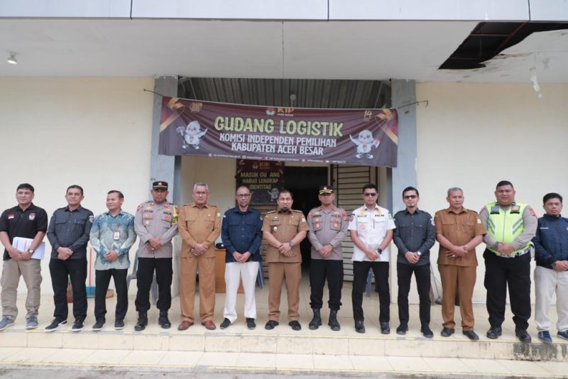 Pj Bupati Aceh Besar Muhammad Iswanto SSTP MM bersama Wakapolres Aceh Besar Kompol Rustam Nawawi SIK dan jajarannya serta OPD terkait foto bersama usai pemantauan logistik Pemilu Presiden dan Pemilihan Legislatif tahun 2024 di Gudang Logistik KIP Aceh Besar di Kompleks Jantho Sport City (JSC) Kota Jantho, Selasa (9/1/2024).