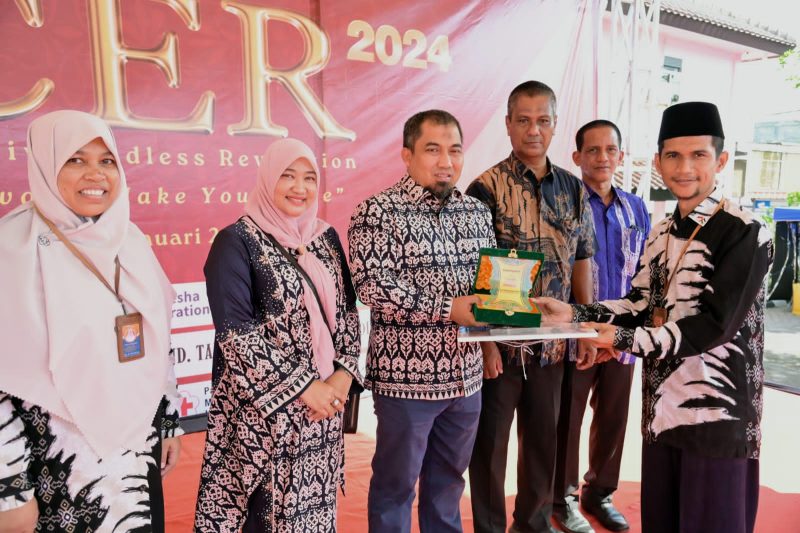 Pj Bupati Aceh Besar, Muhammad Iswanto SSTP MM menerima cendera mata dan Piagam penghargaan dari Direktur Al Fityan School Aceh, Bustanul Arifin dalam acara Cretive Andless Revolution (ACER) 2024 di Komplek Al Fityan School Aceh, Gampong Reuloh, Kecamatan Ingin Jaya, Aceh Besar, Kamis (11/01/2024).