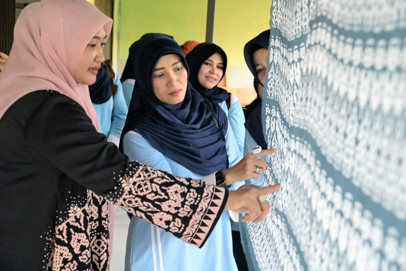 Ketua Dekranasda Aceh Besar, Cut Rizky Handayani SIP MM bersama Ketua Pia Ardhya Garini CAB 20/D.I Lanud Iskandar Muda, Ny.Septi Yoyon Kuscahyono melihat para pembatik motif Aceh di Rumoh Malaka Batik, Gampong Lam Ara Cut, Kecamatan Kuta Malaka, Aceh Besar, Kamis (11/01/2024).