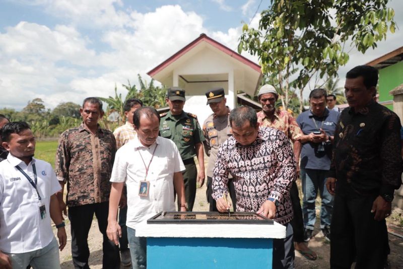 Pj Aceh Besar Muhammad Iswanto S.STP, MM bersama Pimpinan Kantor Fungsional BRI Banda Aceh Nyak Yusrizal melaunching dan edukasi perilaku hidup bersih dan sehat serta menandatangani prasasti sumur bor, menara air dan pipanisasi di Gampong Maheng, Kecamatan Kuta Cot Glie, Aceh Besar, Kamis (11/1/2024).