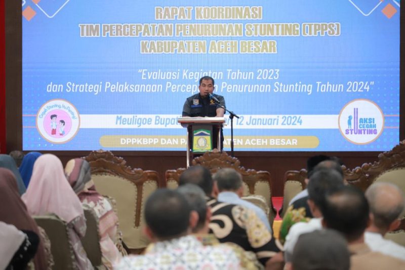 Penjabat Bupati Aceh Besar Muhammad Iswanto SSTP MM membuka Rapat Koordinasi Tim Percepatan Penurunan Stunting Kabupaten Aceh Besar tahun 2024 di Meuligo Bupati Aceh Besar, Jumat (12/1/2024).
