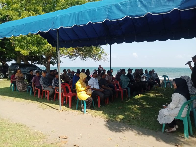 Camat Seulimeum sedang menjelaskan terkait pra musrenbang tahun 2025, yang berlangsung di Pantai Anue Itam Kemukiman Lampanah, Aceh Besar, Senin (15/01/2024).