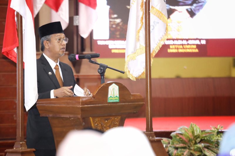 Asisten Administrasi dan Umum Sekda Aceh, Dr. Iskandar AP, S.Sos, M.Si menyampaikan sambutan pada pelantikan pengurus DMDI Aceh di Anjong Mon Mata, Banda Aceh, Selasa (16/01/2024).